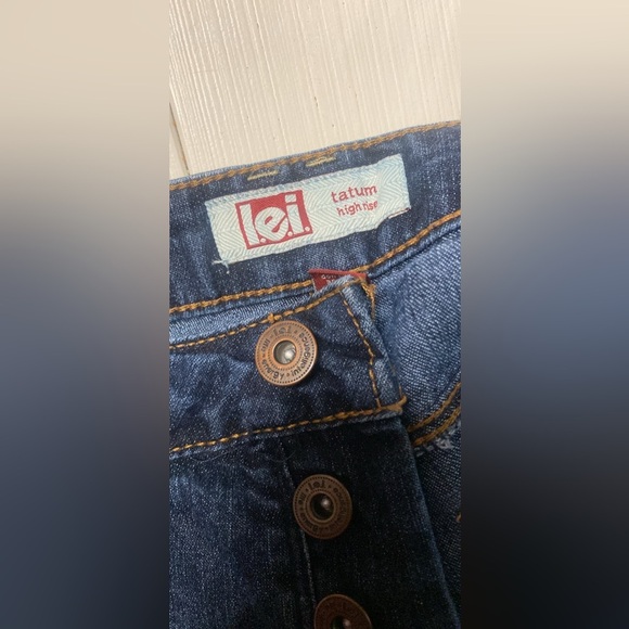 L.E.I Denim Shorts - Picture 3 of 3